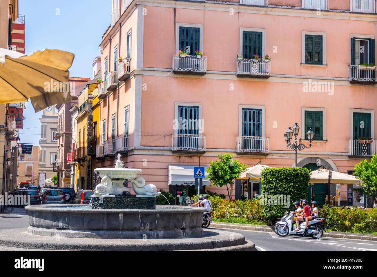 La place Umberto I, Vico Equense, Italie Naples Sorrente centre Banque D'Images