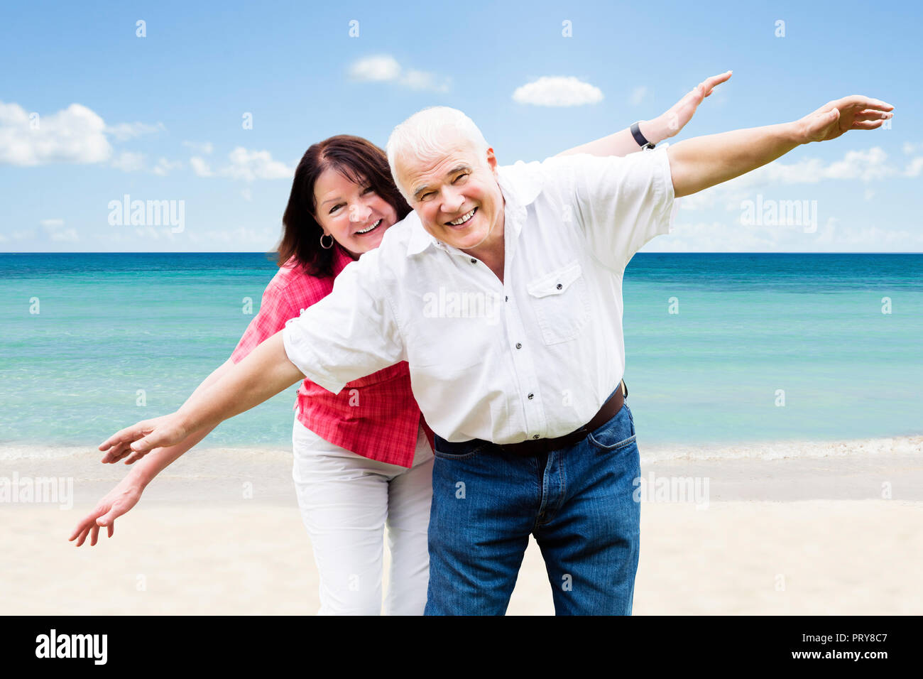 Portrait Of A Happy Senior Couple having fun at Beach Banque D'Images