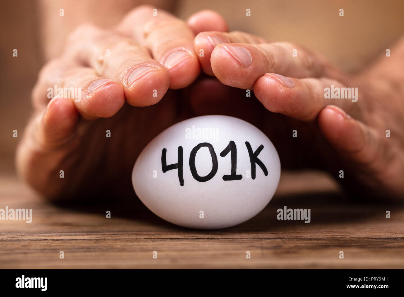 Close-up d'une main d'HOMME La protection des oeufs blancs 401k Banque D'Images