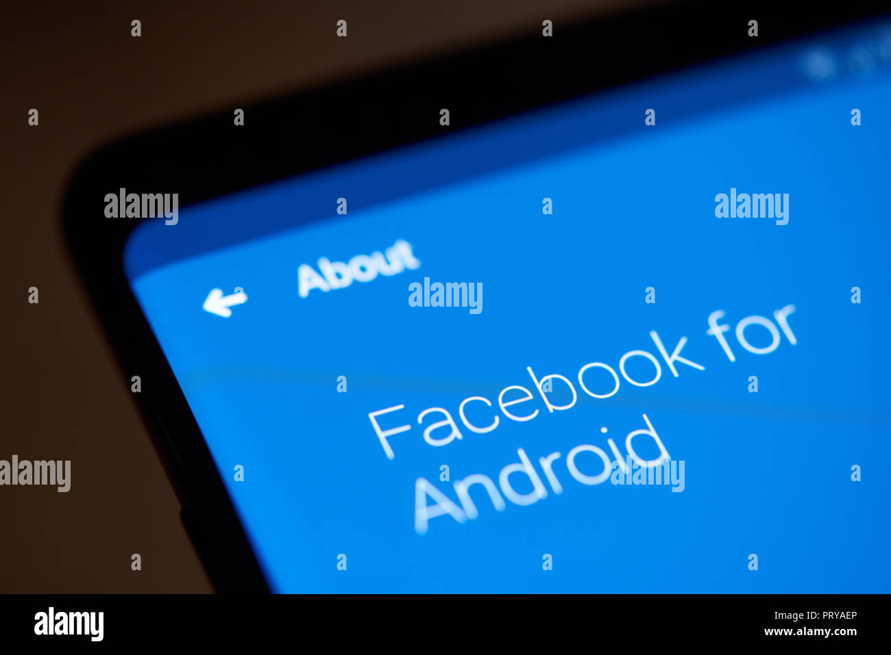 New York, USA - 4 octobre, 2018 : Facebook pour androind sur l'écran du smartphone vue rapprochée Banque D'Images