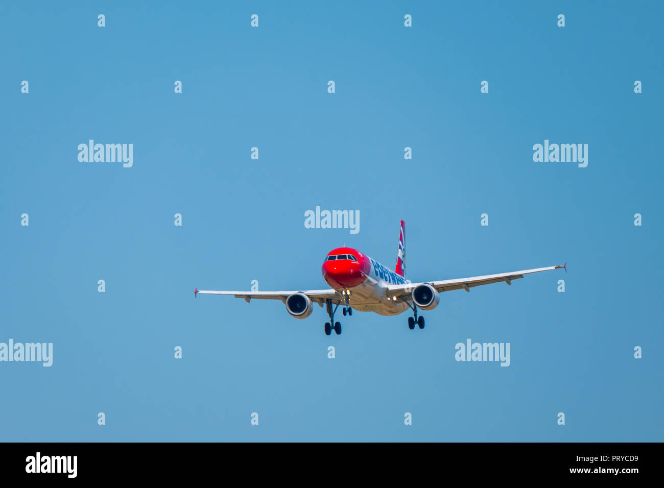 Edelweiss airlines avion se préparer à l'atterrissage à l'aéroport international de la journée Banque D'Images