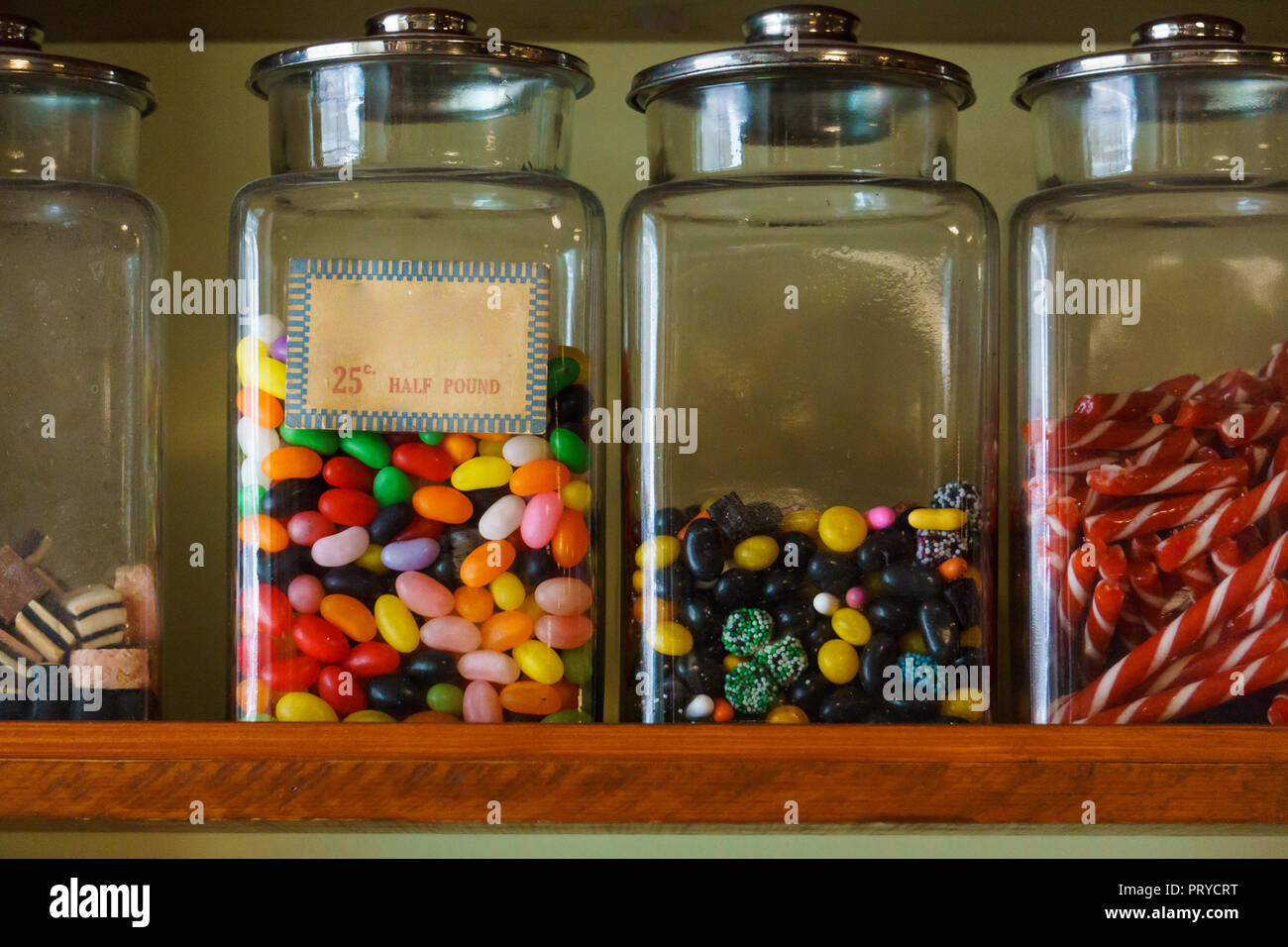 Bonbons bonbons colorés en pots de verre. Banque D'Images
