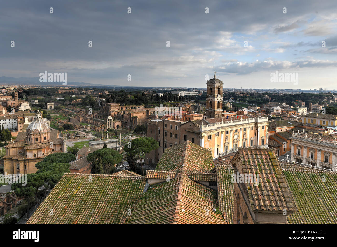 Vue aérienne de la ligne des toits de Rome, Italie au coucher du soleil. Banque D'Images