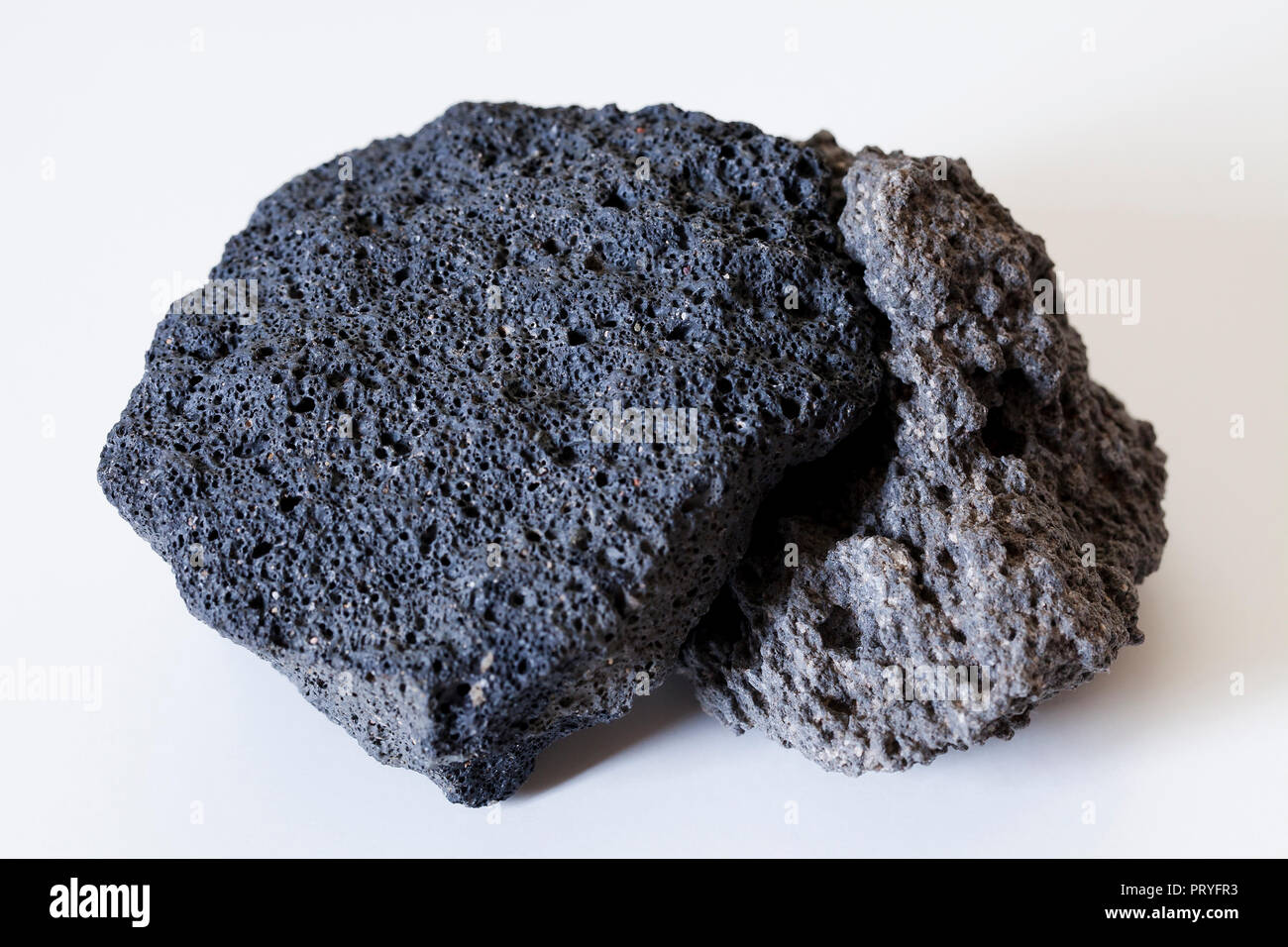 Roche ignée (scorie, de la roche volcanique, la pierre de lave) montrant des vésicules, trouvés dans le désert de Mojave, Californie - USA Banque D'Images