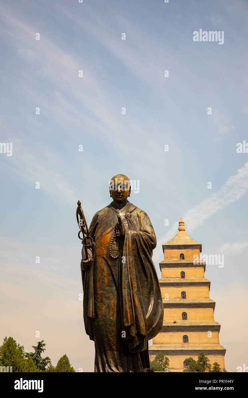 Statue de moine Xuanzang en dehors de la Grande Pagode de l'Oie Sauvage, Site du patrimoine mondial de l'UNESCO, à Xi'an, Shaanxi, Chine. Banque D'Images