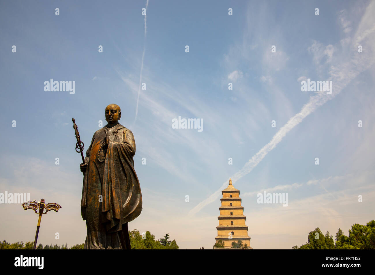 Statue de moine Xuanzang en dehors de la Grande Pagode de l'Oie Sauvage, Site du patrimoine mondial de l'UNESCO, à Xi'an, Shaaxi Providence, la Chine. Banque D'Images