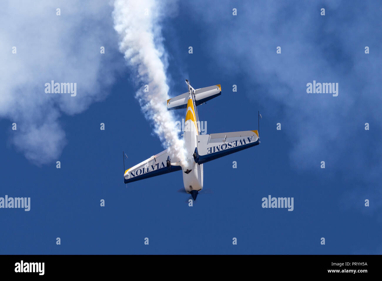 Pilote de voltige britannique Mark Jefferies battant un seul moteur Extra 330LX aerobatic aircraft VH-IXN. Banque D'Images