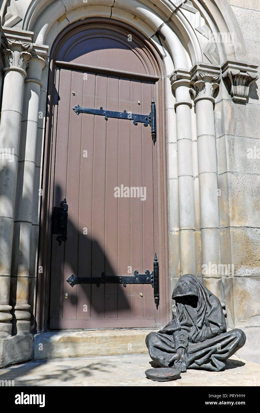 Timothy Schmalz' sculpture de Jésus comme un mendiant symbolise la charité et la compassion pour les plus démunis se trouve à l'extérieur de l'église en pierre ancienne dans Cleveland OH Banque D'Images