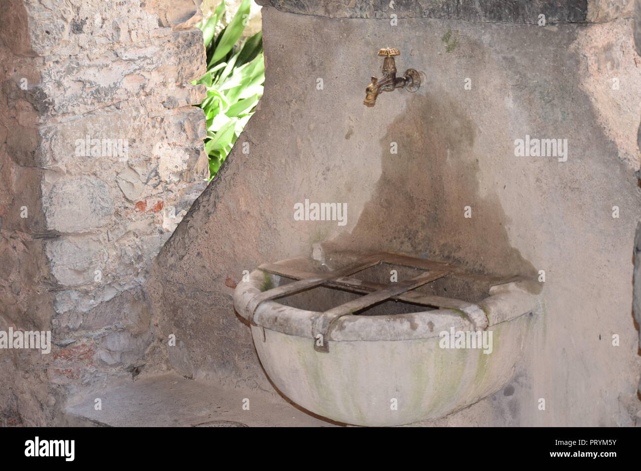Évier et robinet de ciment orné en Argegno, Lac de Côme, Italie Banque D'Images