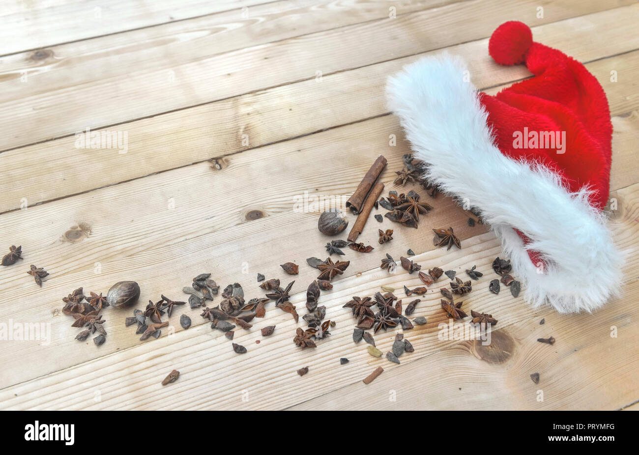 Épices éparpillées sur la table avec un santa ha Banque D'Images