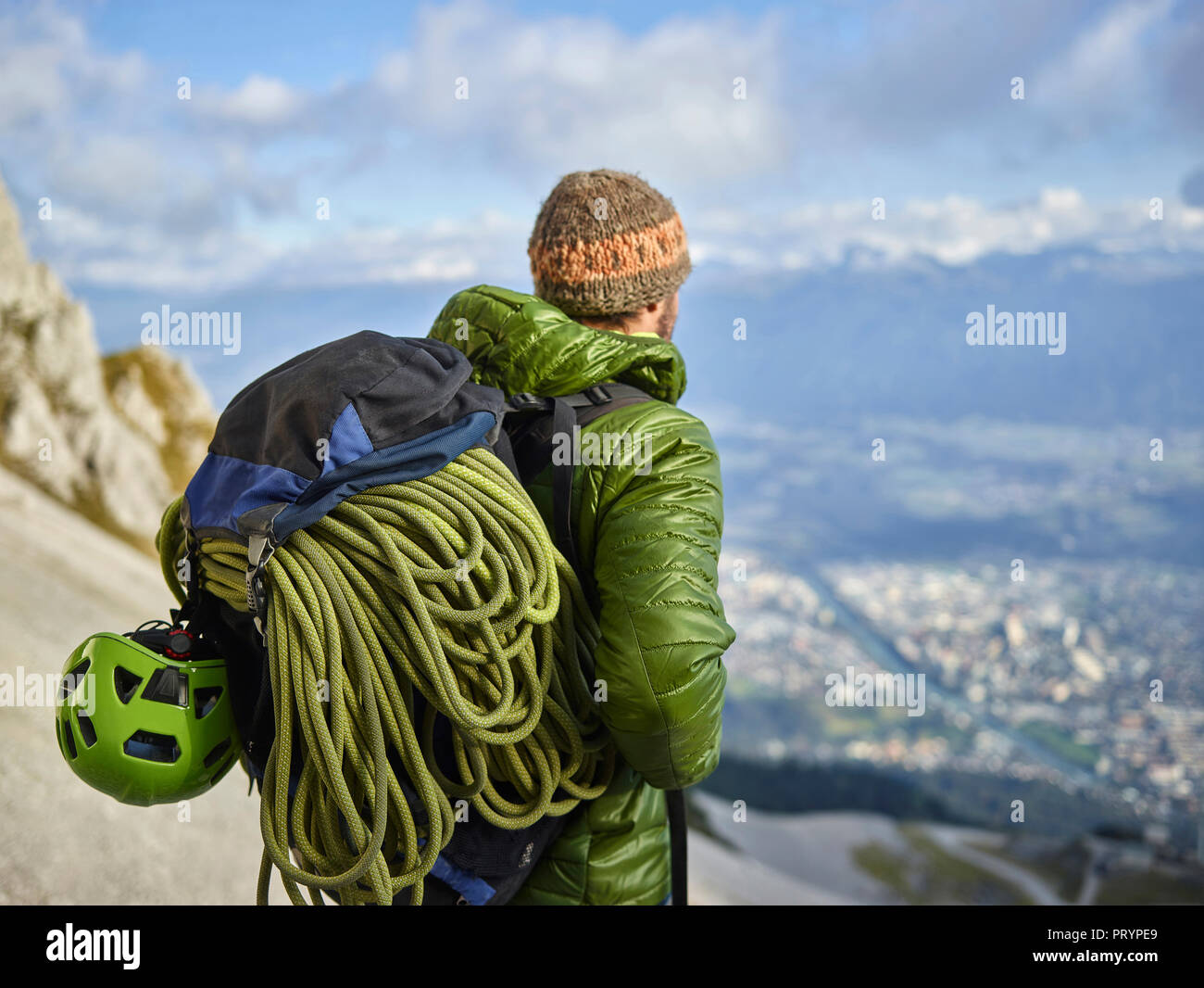 L'Autriche, Innsbruck, Nordkette, l'homme avec de la corde et le matériel d'escalade à vue à Banque D'Images