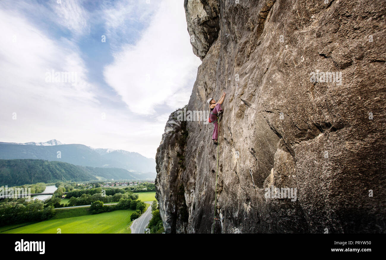 L'Autriche, Innsbruck, Martinswand, woman climbing dans Rock Wall Banque D'Images