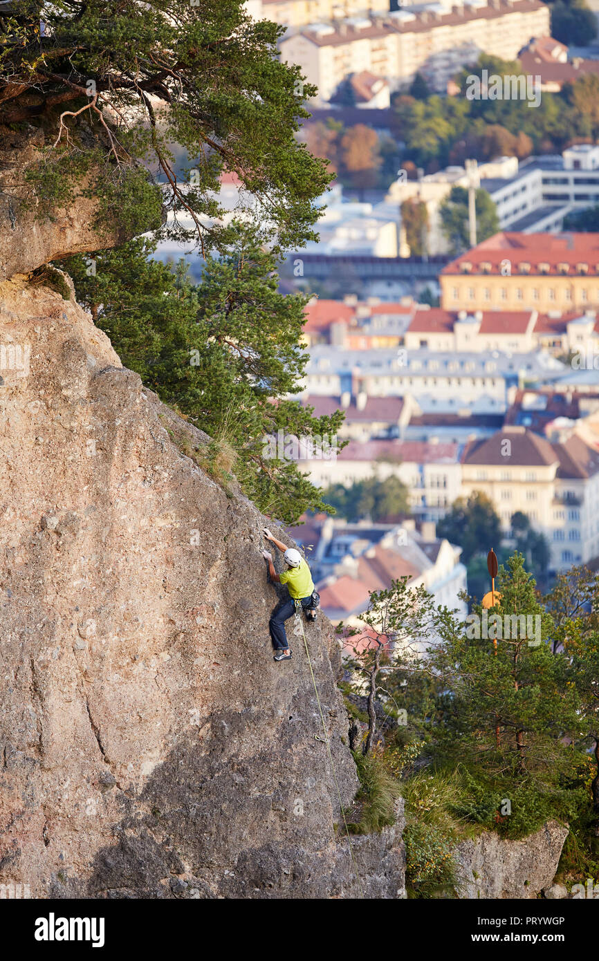 L'Autriche, Innsbruck, carrière, l'homme Hoettingen en escalade de rochers Banque D'Images