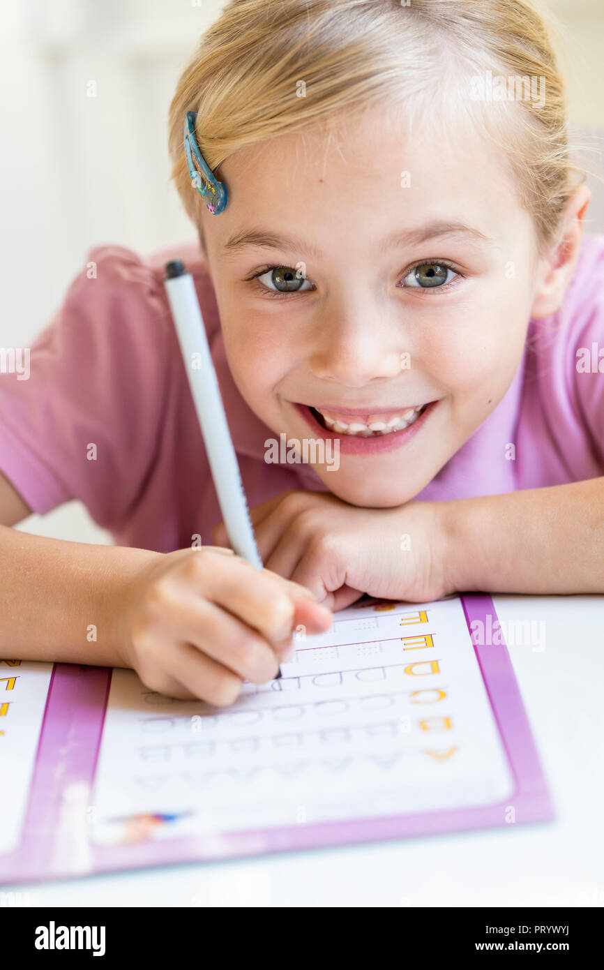 Portrait of smiling little girl alphabet écriture Banque D'Images