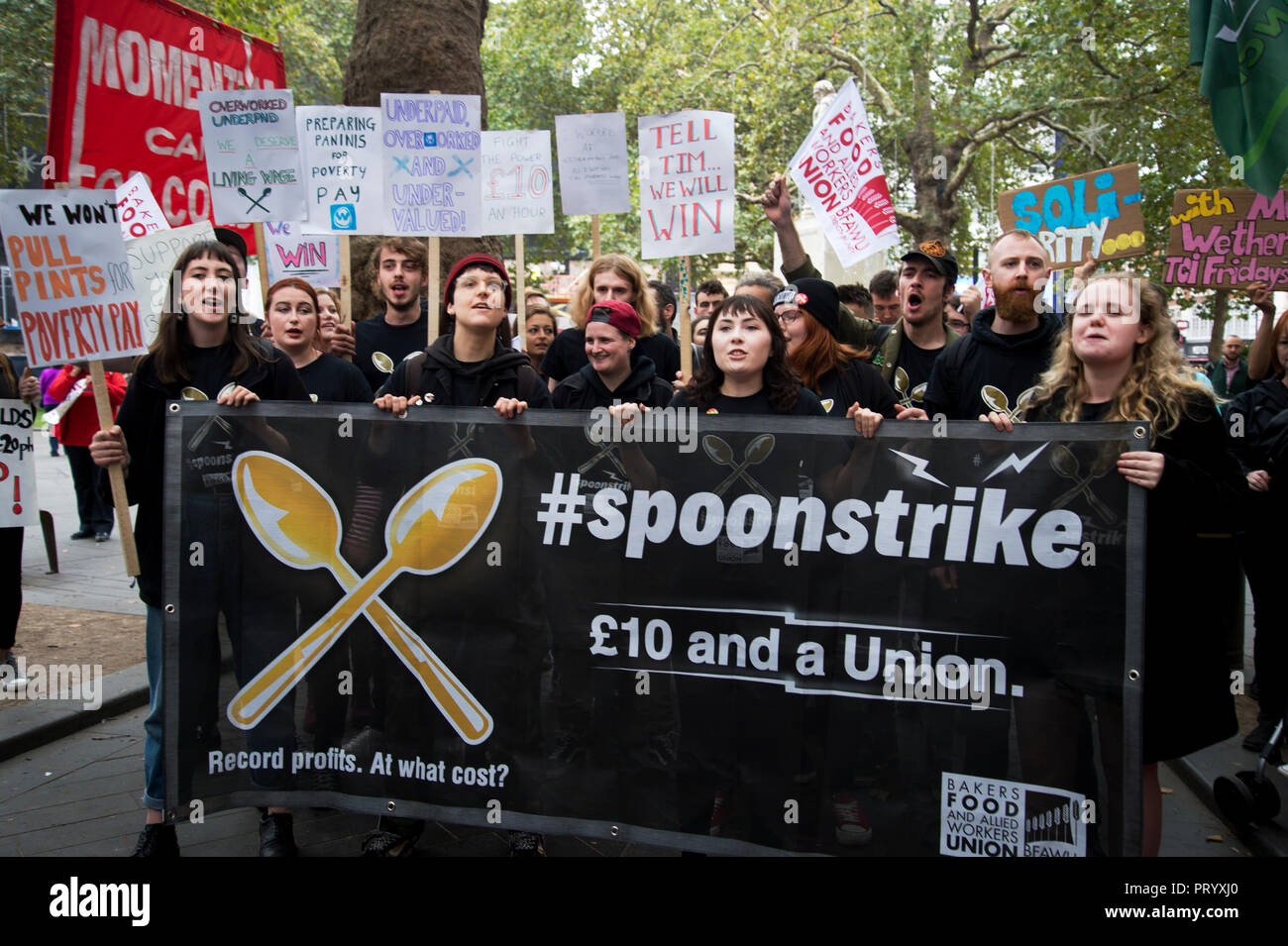 4e octobre 2018. Leicester Square, Londres. Journée d'action par les travailleurs de TGI Fridays, McDonalds, Deliveroo Wetherspoons et appuyé par TUC et labo Banque D'Images