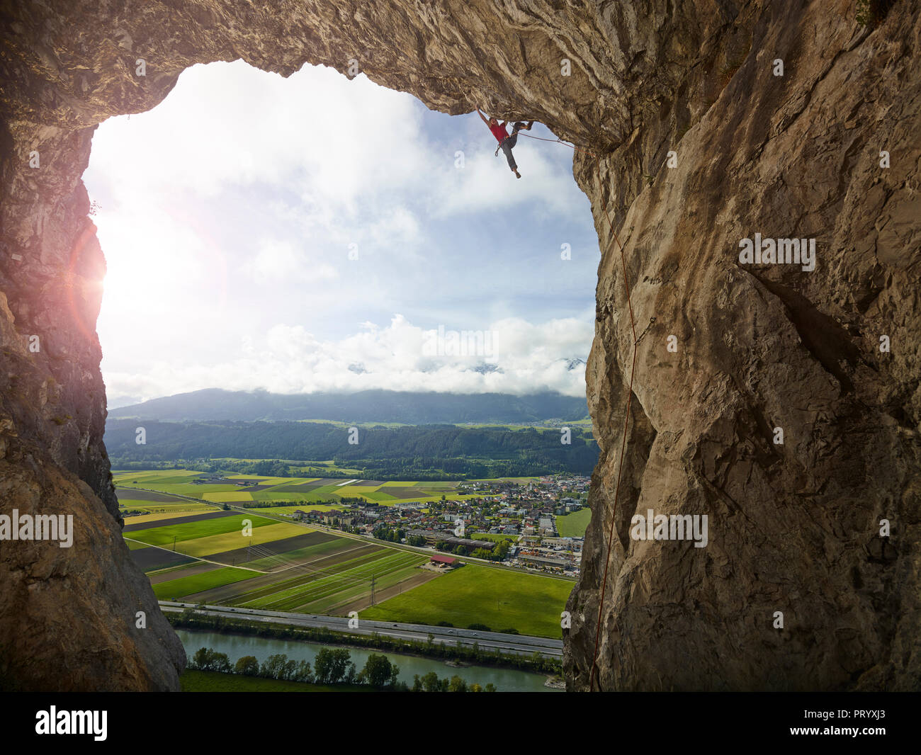 L'Autriche, Innsbruck, Martinswand, man climbing dans grotto Banque D'Images