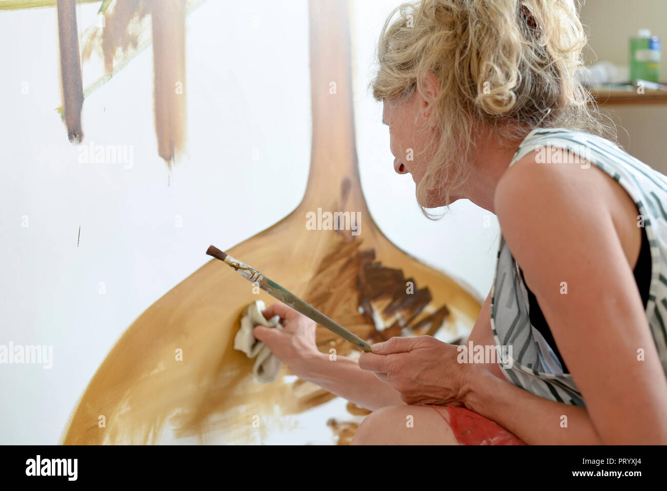 Femme peintre dans son atelier, peinture Banque D'Images