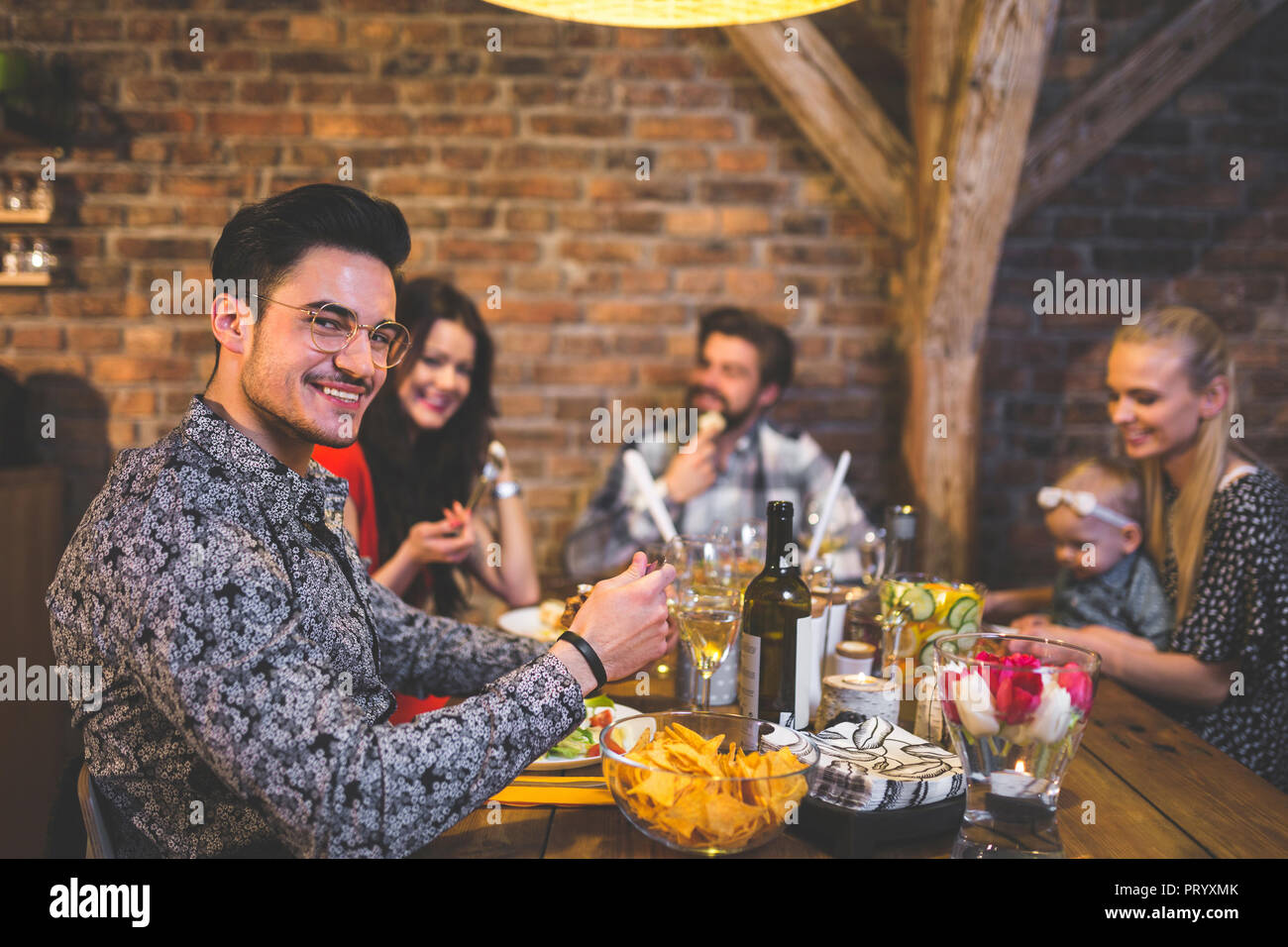 La famille et les amis de dîner, de manger, de boire, de s'amuser Banque D'Images