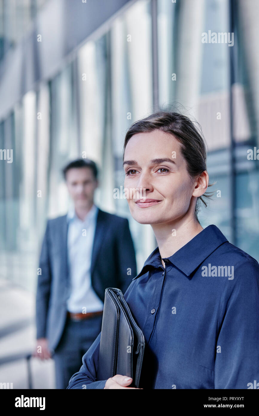 Portrait of businesswoman with briefcase Banque D'Images