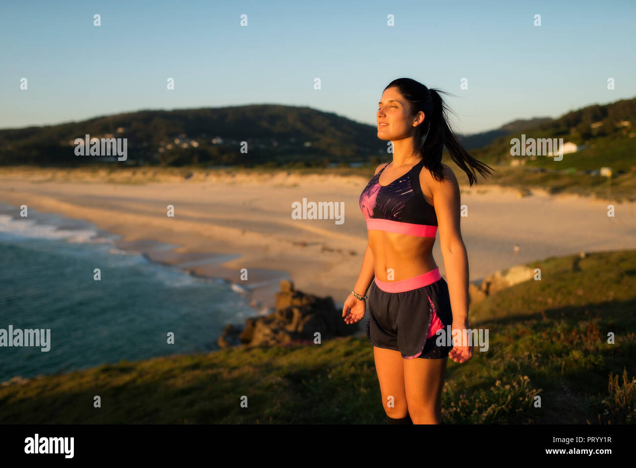 Sportive woman enjoying sunset light Banque D'Images