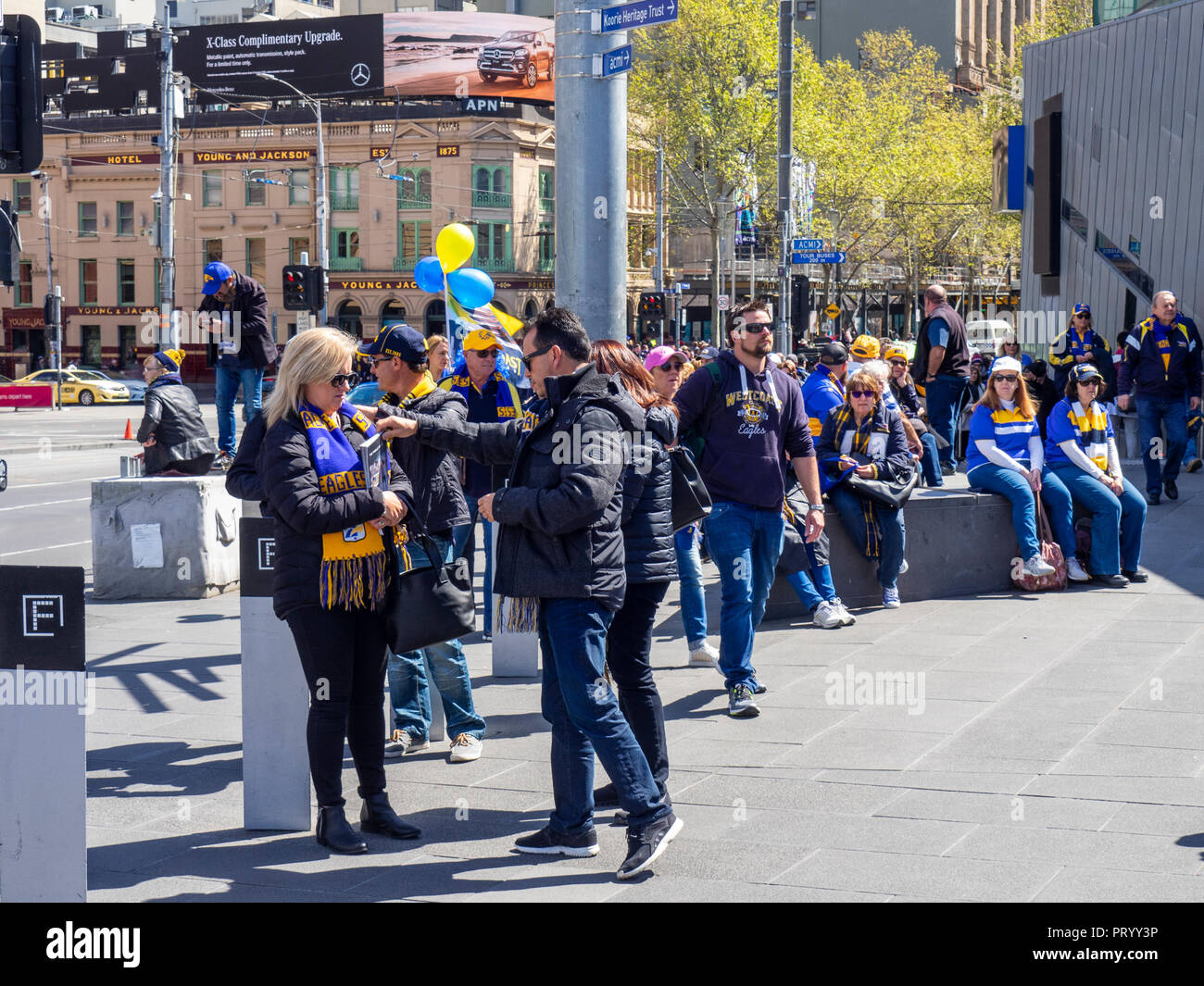 West Coast Eagles fans rassemblement à la place de la Fédération avant de marcher ensemble pour la Grande Finale de l'AFL 2018. Banque D'Images