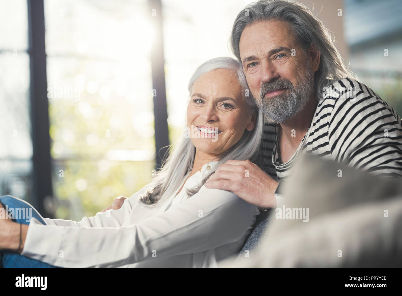 Happy senior couple sitting at home Banque D'Images