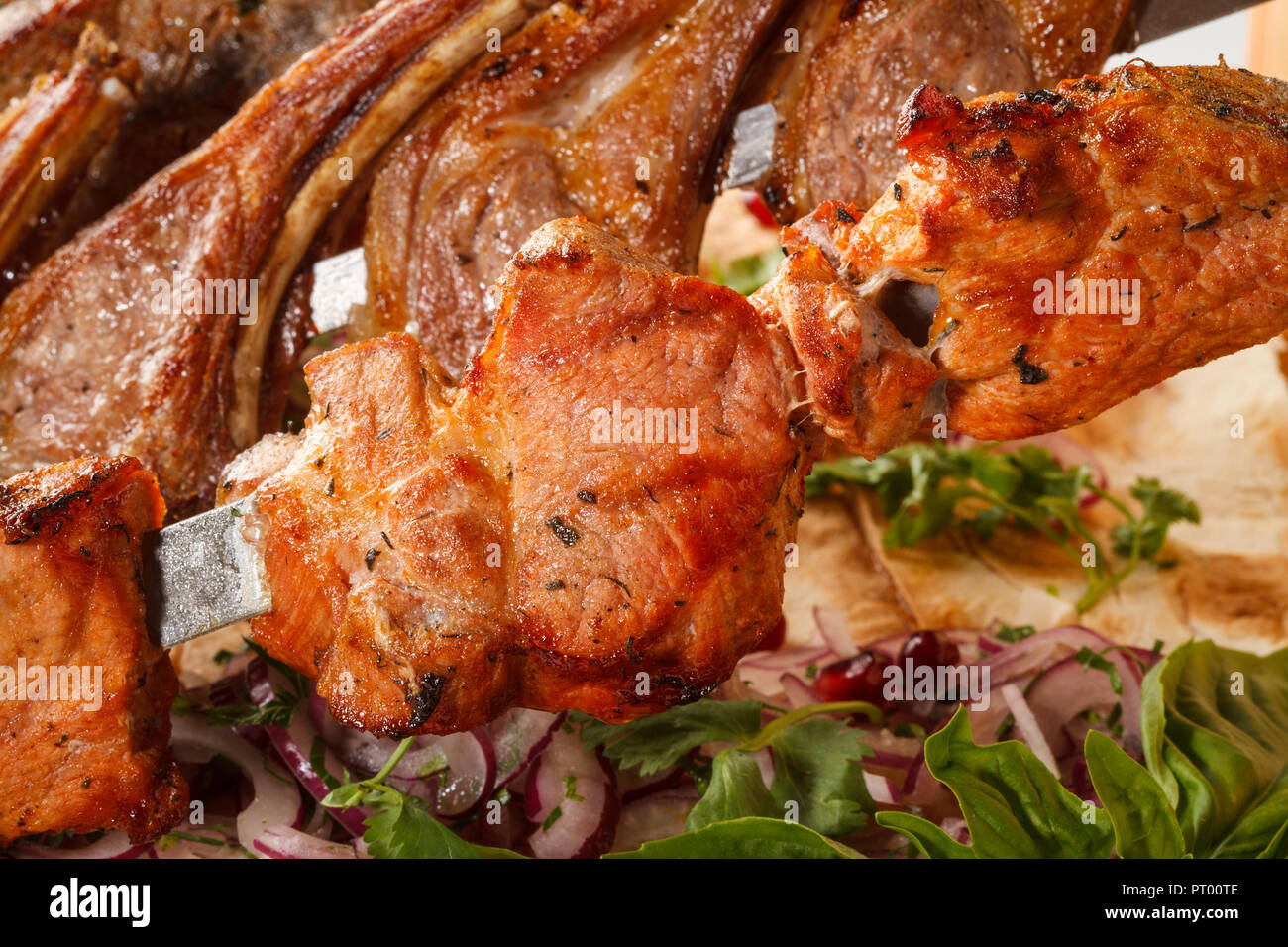 Khorovats- Kebab arménien traditionnel / plateau de brochettes sur bois. Brochettes de veau, d'agneau, de porc et de poulet servies sur du pain plat. Banque D'Images