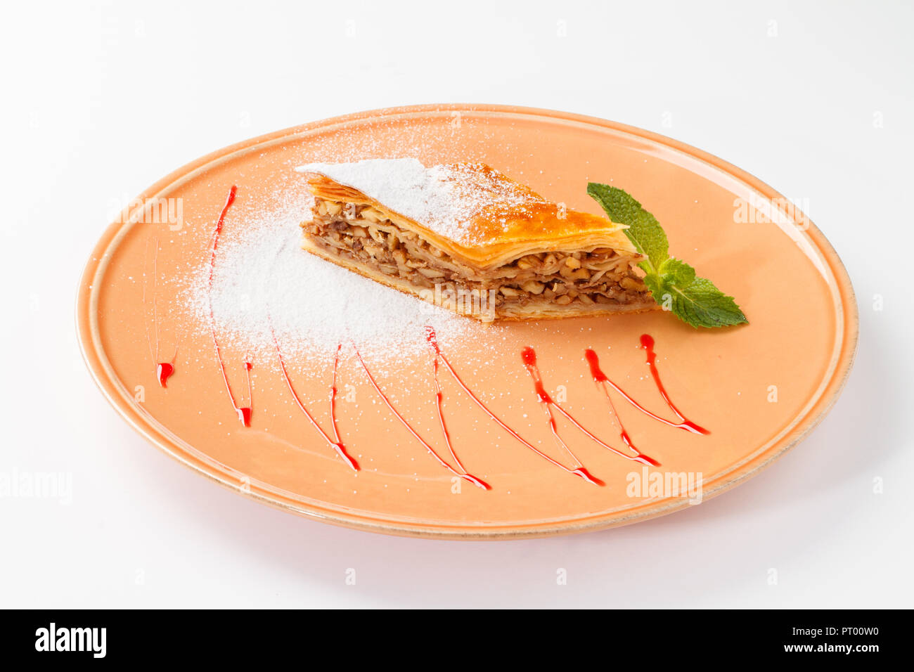 Baklava Traditionnel Armenien Pakhlava Desseert Avec Feuille De Menthe Haut Et Sauce Aux Framboises Sur Fond Blanc Avec Du Sucre En Poudre Sur Le Dessus Photo Stock Alamy