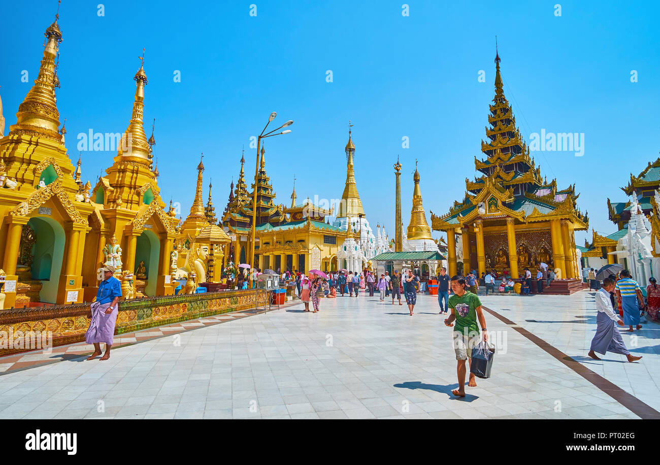 YANGON, MYANMAR - février 27, 2018 : le territoire de la pagode Shwedagon avec pavillons pittoresques et stupas d'or Banque D'Images