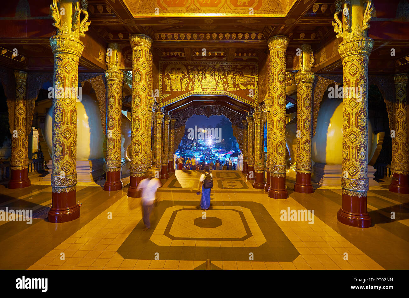 YANGON, MYANMAR - février 27, 2018 : la galerie couverte de la pagode Shwedagon porte de l'Orient avec de riches ornements en bois sculpté doré, décors, peinture Banque D'Images