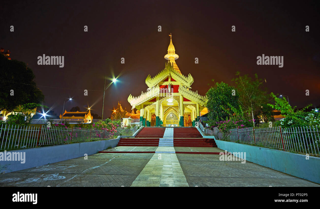 La rue mène à la magnifique porte de la Pagode Mahavijaya, son golden hti parapluie est derrière la porte, le toit de Yangon, Myanmar. Banque D'Images