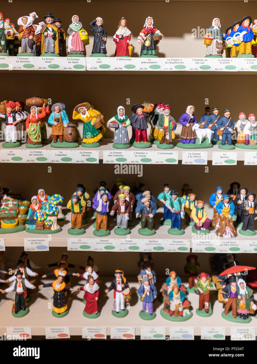 Les Baux de Provence, France - 26 juin 2017 : miniatures de personnes en costumes de l'antiquité dans une boutique dans Les Baux de Provence. France Banque D'Images