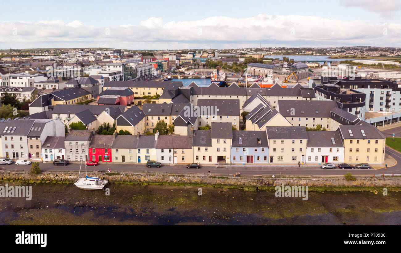 Une vue aérienne de l'autre côté de la rivière Corrib, vers la rue connue sous le nom de longue marche dans Galway, Irlande. Banque D'Images