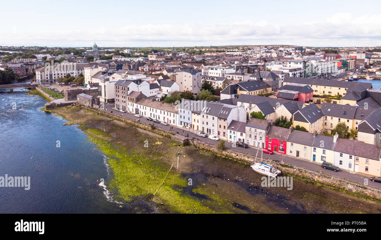 Une vue aérienne de l'autre côté de la rivière Corrib, vers la rue connue sous le nom de longue marche dans Galway, Irlande. Banque D'Images