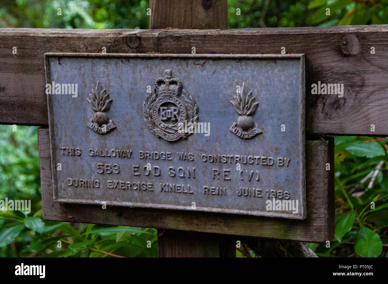 Plaque commémorative à l'Escadron des explosifs de l'Armée Royal Engineers, juin 1986 pour la construction des ponts. Banque D'Images