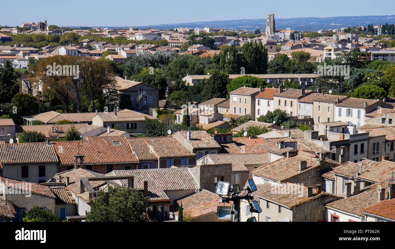 Les districts périphériques de Carcassonne, ville médiévale fortifiée de remparts, Aude, France Banque D'Images