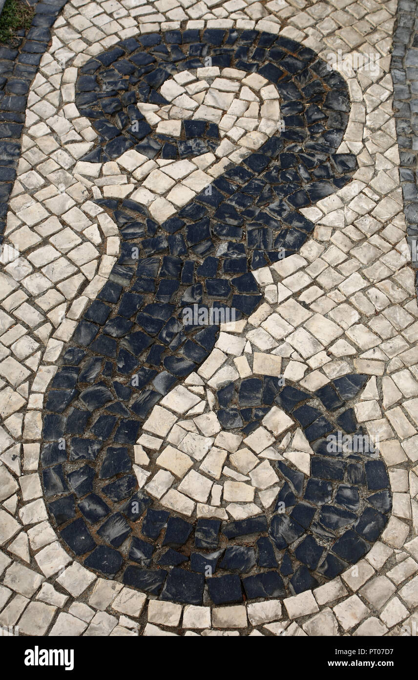 Noir et blanc typique portugais, pavage pavés mosaïque calcada. Lisbonne, Portugal. L'on retrouve partout au pays. Banque D'Images