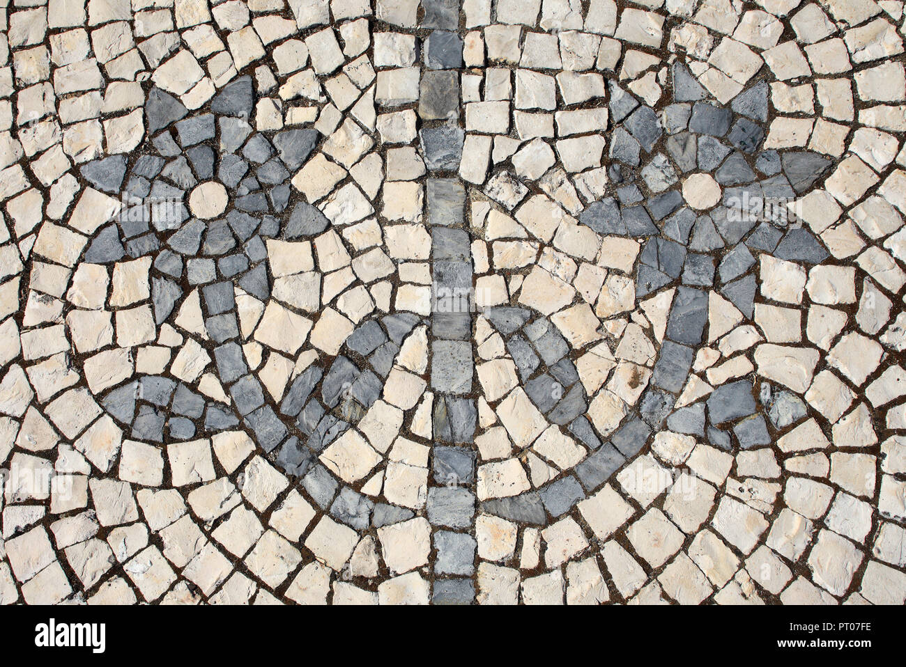 Noir et blanc typique, le portugais 'calcada' mosaic cobblestone paving représentant des fleurs. Lisbonne, Portugal. Banque D'Images