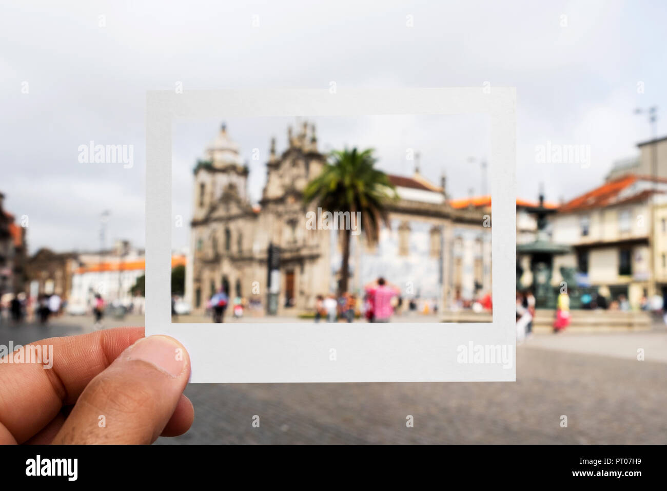 Libre d'un jeune homme de race blanche avec un emballage en carton blanc dans sa main devant le l'Igreja do Carmo et de l'Igreja dos Carmelitas églises que j Banque D'Images