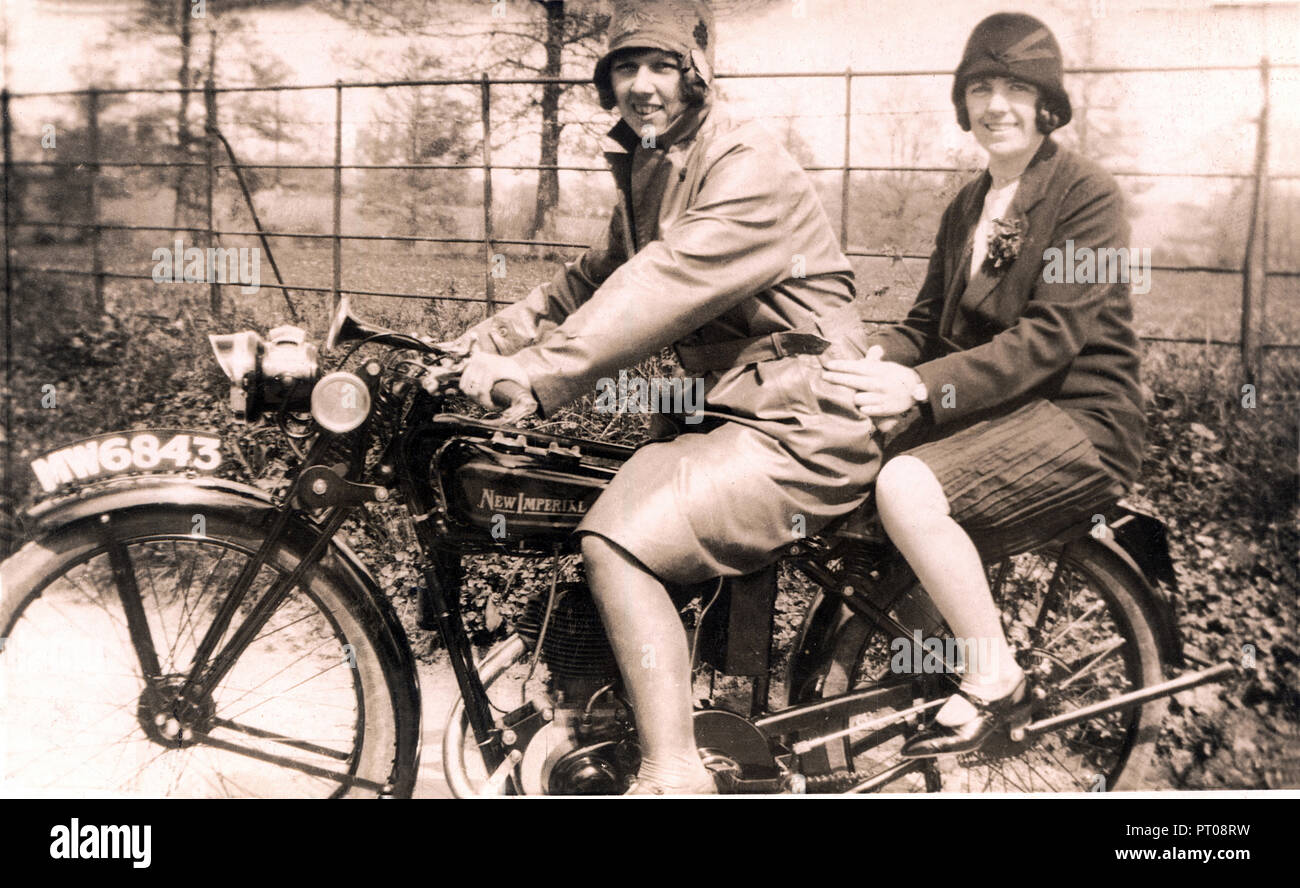 Deux femmes portant des chapeaux cloche sur nouveau vétéran moto impériale dans la campagne vers 1920 Banque D'Images