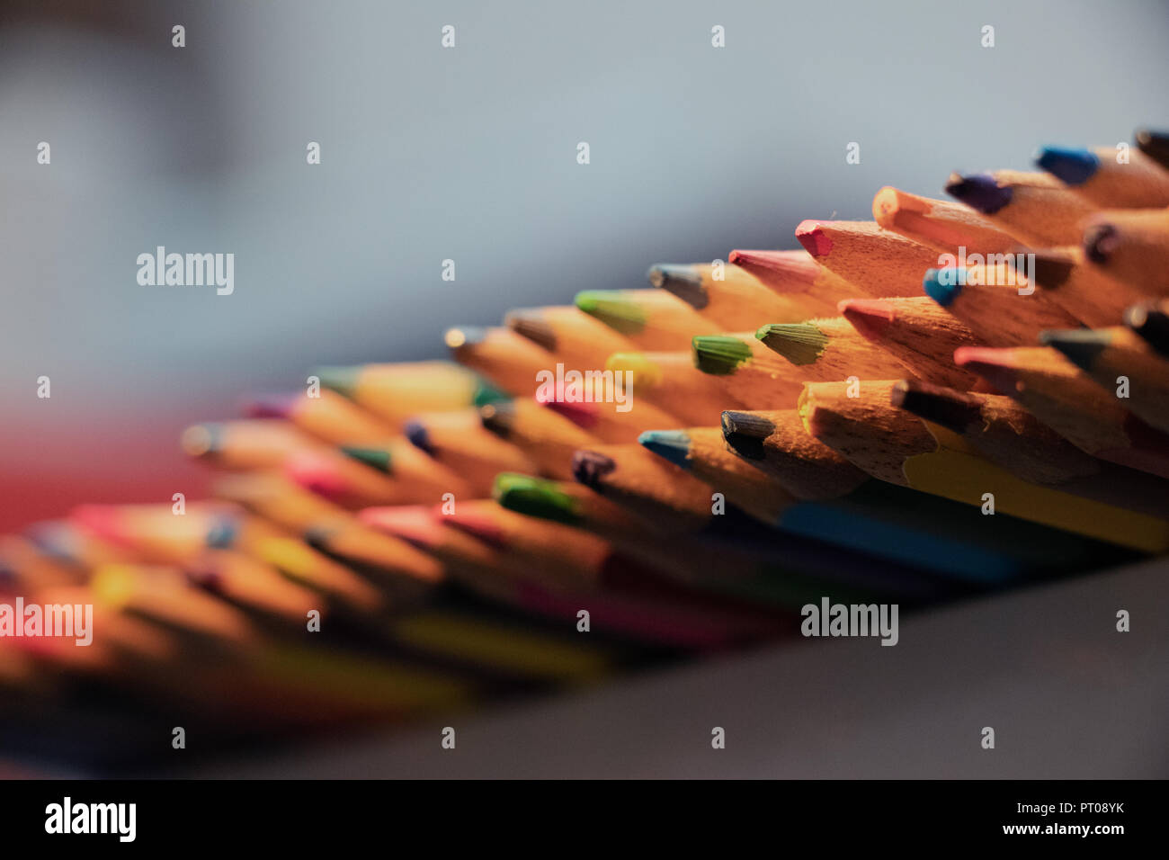 Crayons de couleurs éclatantes dans une ligne image background Banque D'Images