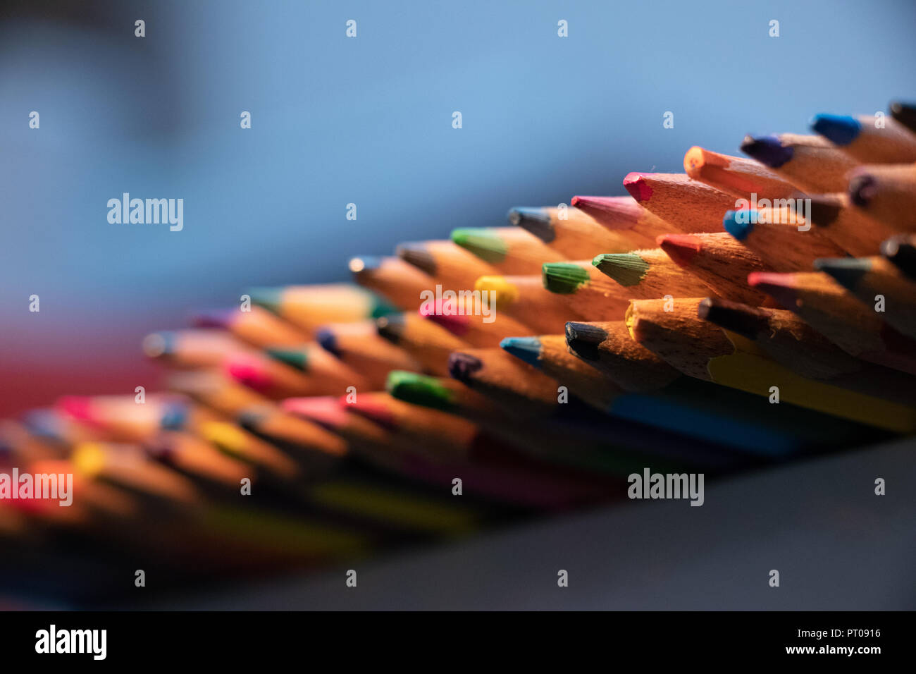 Crayons de couleurs éclatantes dans une ligne image background Banque D'Images