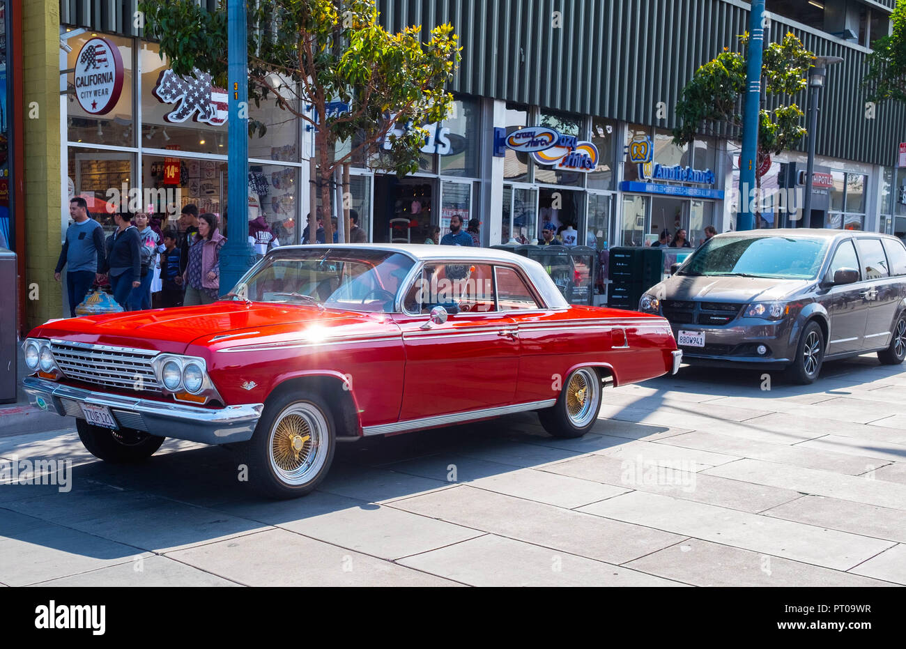A. une Impala rouge classique de Chevrolet qui navigue sur Jefferson Street à San Francisco Banque D'Images