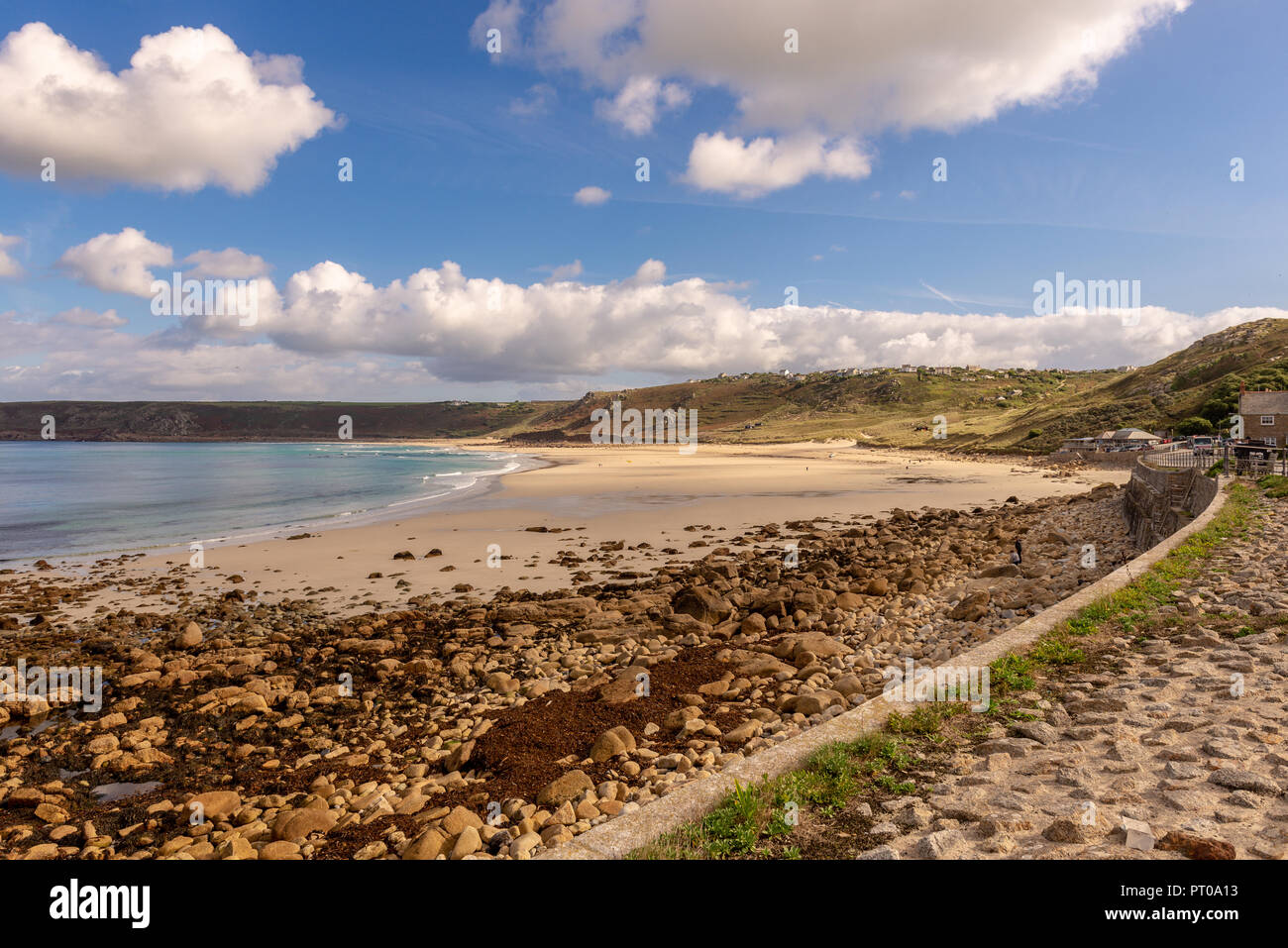 Sennen Cove dispose d'une superbe plage de sable de la courbe qui est une attraction majeure pour les touristes y compris surfers Banque D'Images