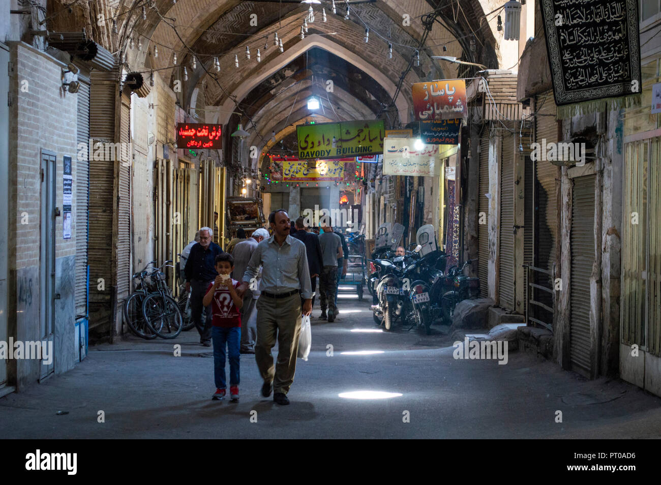 Les gens qui marchent à travers le Grand Bazar en place Imam à Isfahan, Iran Banque D'Images