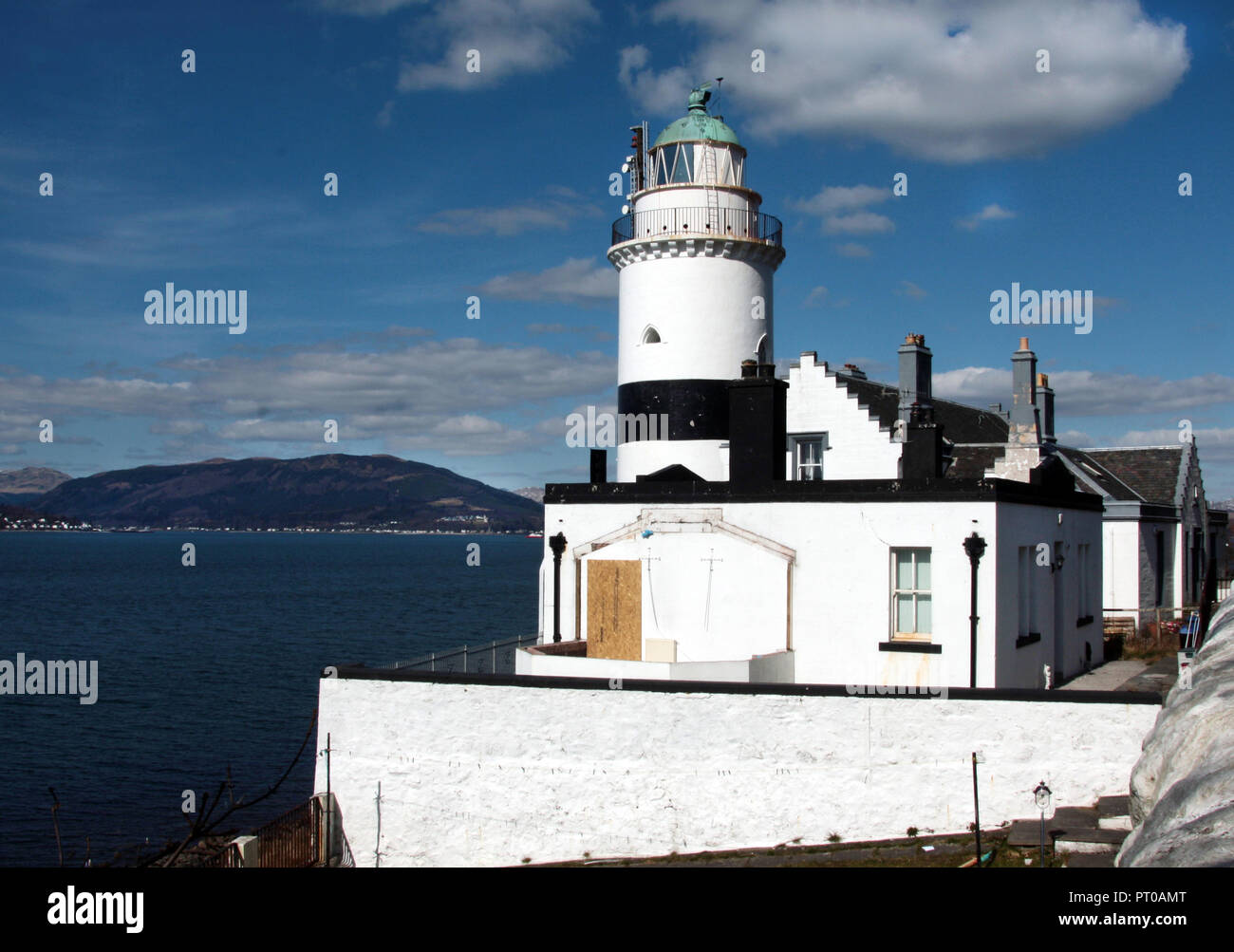 Les Cloch phare, construit par Robert Stevenson, se dresse sur le Firth of Clyde, juste au sud de Gourock, en Ecosse. Banque D'Images