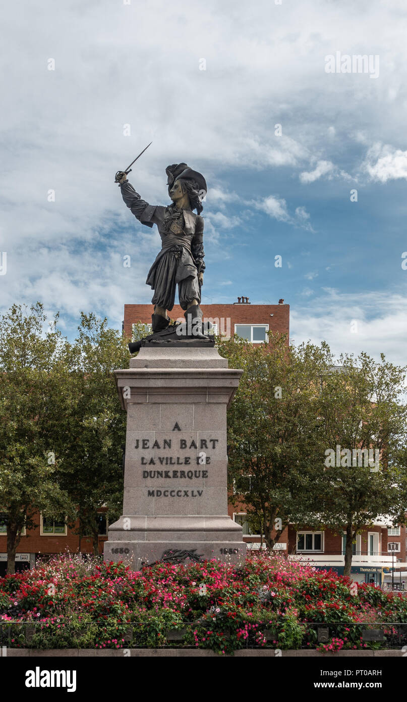 Dunkerque, France - 16 septembre 2018 : Jean Bart, célèbre pirate, sur son square à Dunkerque avec les fleurs rouges en avant sous ciel bleu avec des nuages blancs. Banque D'Images