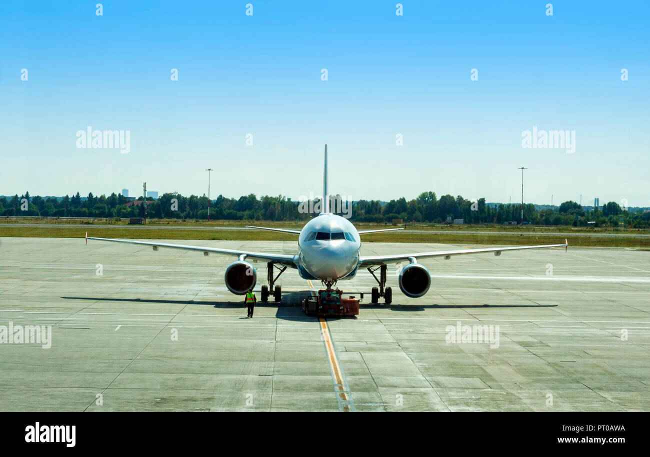 Avion prêt à décoller à l'aéroport. Banque D'Images