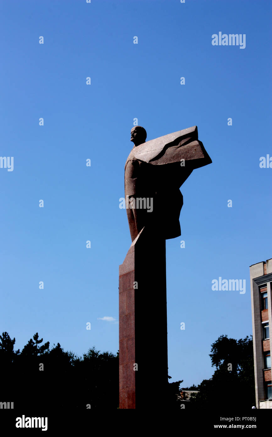 Une statue de Lénine à l'extérieur de certains appartements de Tiraspol, Transdniestr Banque D'Images