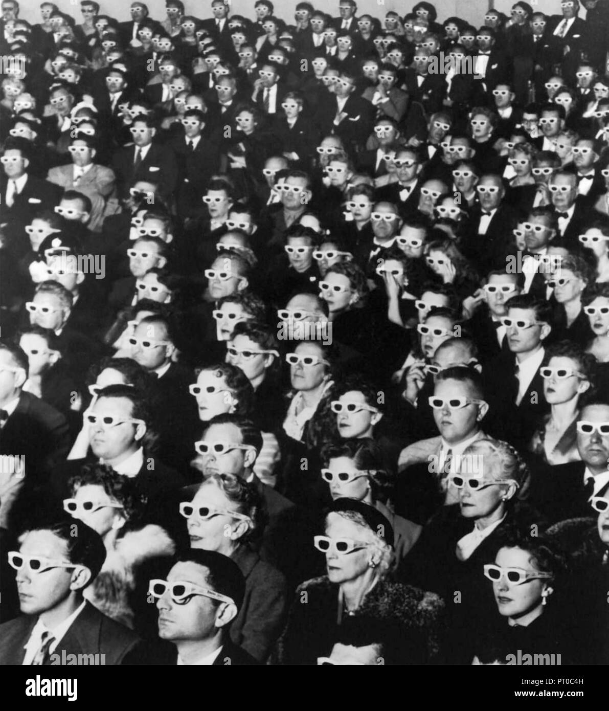 FILM 3D Audience portant des lunettes spéciales à propos de 1952 Banque D'Images